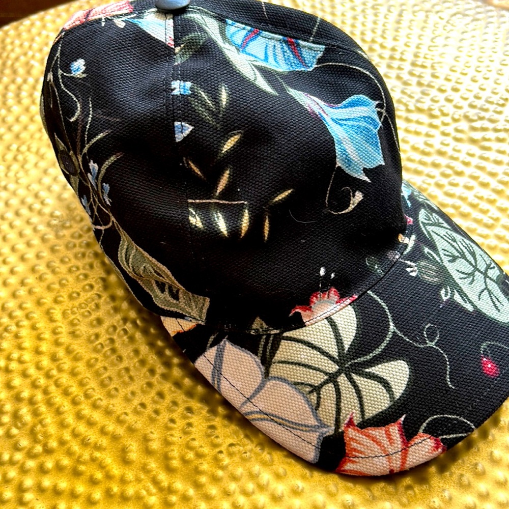 Black Gucci flora cap